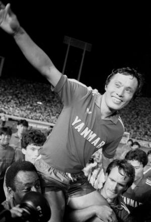 1984年8月、引退試合を終えペレさん(左下)らに肩車される釜本邦茂選手=国立競技場