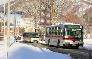 下校する子どもたちを乗せ、湯沢学園を出発するバス＝湯沢町神立