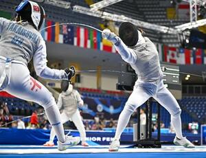 女子フルーレ個人予選 ジョージア選手(左)と対戦する東晟良=トビリシ(共同)