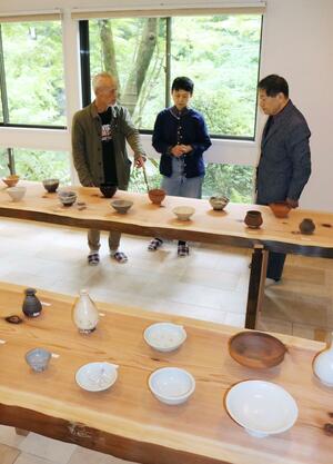 ギャラリーで作品を眺める(右から)中林恭一さん、太田亜矢子さん、石澤啓一さん=加茂市加茂