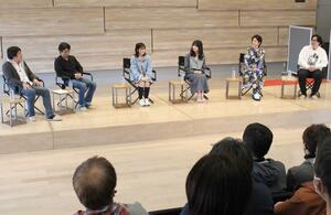 撮影時の思い出などを語る森山晃帆さん(右から2人目)、菊地麻衣さん(同3人目)、太田しずくさん(同4人目)ら=三条市元町