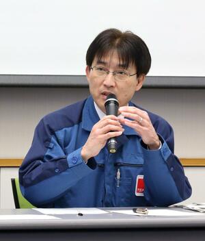 燃料装塡後の確認事項について説明する柏崎刈羽原発5〜7号機の菊川浩ユニット所長=4月11日、同原発