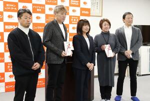 ワタナベグループがフードバンク団体に寄付した贈呈式=長岡市西津町