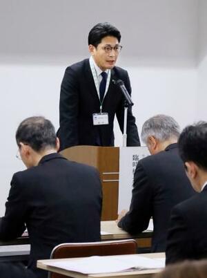 　臨時の校長研修会で発言する新潟県教育委員会の頓所裕史教育次長＝１８日午前、新潟県庁
