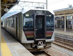羽越線の普通列車=2021年、村上駅