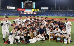 日米大学野球選手権を5戦全勝で終え、写真に納まる日本の選手ら=神宮