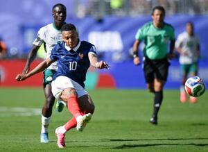 フランス―セネガル 試合終了間際、自身2点目のゴールを決めるフランスのエムバペ(10)=ニューヨーク(ゲッティ=共同)