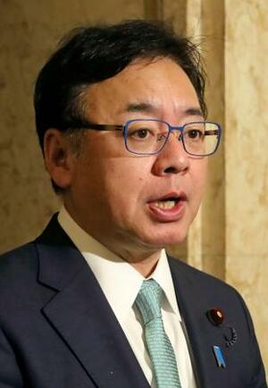 　記者会見する上野厚労相＝２７日午前、国会