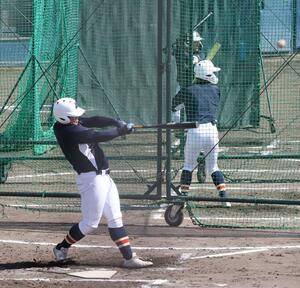 打撃練習に打ち込む日本文理の選手たち＝大阪市