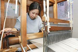 機織りの仕事を担う髙橋八智代さん=南魚沼市塩沢