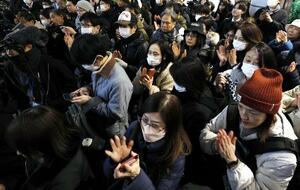 街頭演説に拍手する人たち=1月28日、大阪府内