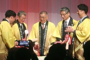 野球殿堂入りを祝う会で鏡開きをする掛布雅之さん(中央)ら=2日、大阪市