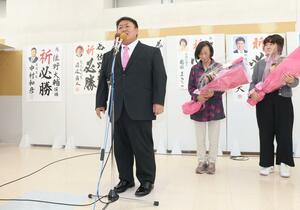 初当選し、決意を語る佐野大輔さん=19日、燕市東太田