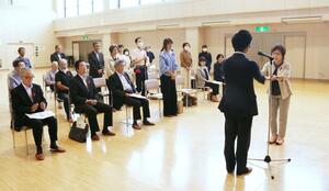 三条市共同募金委員会の助成決定交付式=三条市東本成寺