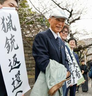 　猟銃所持許可取り消しを巡る訴訟の最高裁判決で勝訴し、取材に応じる北海道猟友会砂川支部長の池上治男さん＝２７日午後、東京都千代田区