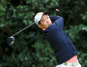 第1日、7アンダーで首位に立った小林匠=三木GC