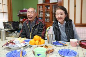 自宅を取り壊し、みなし仮設住宅で年を越した保坂虹兒さん（左）、田津子さん夫妻。慣れない借家ながら穏やかな正月を迎えた＝１月１日、新潟市西区善久