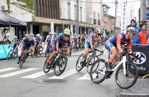 国内トップ選手らが市街地でレースを繰り広げた南魚沼クリテリウム=9月22日、南魚沼市六日町