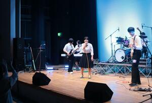 軽音楽に取り組む高校生が練習の成果を披露したコンサート=佐渡市中原