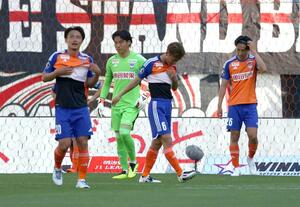 新潟-浦和 後半、0-2とされうなだれる新潟の選手たち=デンカビッグスワン