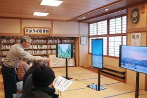 南魚沼市の薮神地区と城内地区の住民が撮影した八海山の写真展＝南魚沼市一村尾