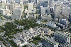 国会議事堂(中央手前)と霞が関の官庁街(後方)