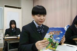 情報誌「ＨＯＰＥ」を読む生徒たち＝新潟市中央区水道町１の新潟青陵高校