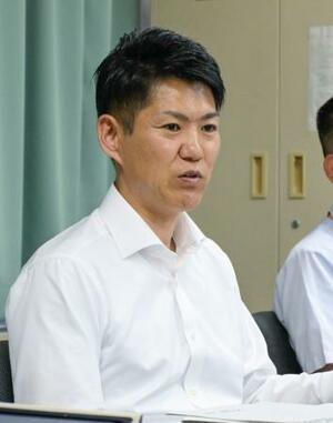 大阪府岸和田市役所で、市長の政治倫理条例案について説明する佐野英利市長=13日午後