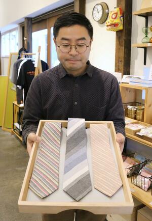 亀田縞で作った「ニイガタネクタイ」の新シリーズ=新潟市中央区古町通3