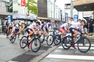 国内トップレベルの選手らが迫力のレースを展開したJBCF南魚沼クリテリウム=南魚沼市六日町