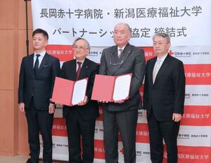 協定を結んだ新潟医療福祉大の西澤正豊学長(左から2人目)と長岡赤十字病院の川嶋禎之院長(同3人目)=長岡市千秋2