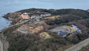 再整備に向けた動きがあった「風の丘米山」周辺。奥にある国道側に商業施設やホテルが並ぶ＝柏崎市青海川（本社小型無人機から）