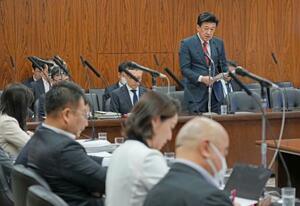 参院内閣委で答弁する木原官房長官(右奥)=12日午前
