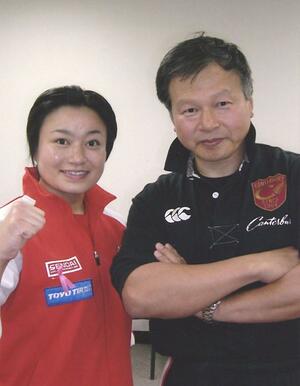 里村明衣子さん(左)と記念撮影する工藤一弘さん。入門後も文通などで交流を続けた=2009年