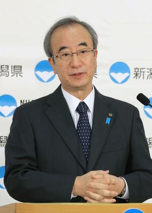 定例会見で記者の質問に答える花角英世知事=5月15日、新潟県庁