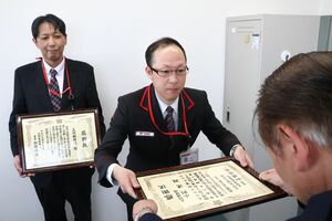 感謝状を受け取る小栁建さん＝２１日、見附市