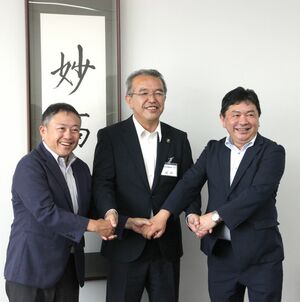 地域活性化起業人として採用された濁川博さん(右)と清水朝一さん(左)=妙高市役所