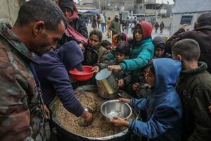 　配給の食糧に殺到するガザの子どもら＝１１日（ゲッティ＝共同）