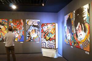 凧絵師川瀬正義さんの独創的な凧絵が並ぶ作品展=新潟市南区上下諏訪木