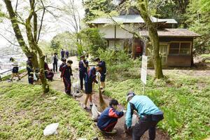 楽山苑を清掃する正徳館高校の生徒ら=長岡市与板町与板