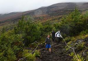 富士山・富士宮ルートの冬季閉鎖を前に下山する登山者=9月10日、静岡県富士宮市