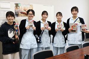 好成績を収めた十日町看護専門学校のメンバー。右から神林あゆみさん、松山奈央さん、松山侑生さん、田中ゆらさん、田中まひるさん=十日町市高田町3