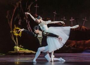 23日、ロンドン公演を前に、ジゼル役を演じる米沢唯さん(右)とアルブレヒト役の井沢駿さん=ロンドンのロイヤル・オペラ・ハウス(Tristram Kenton/新国立劇場バレエ団提供・共同)