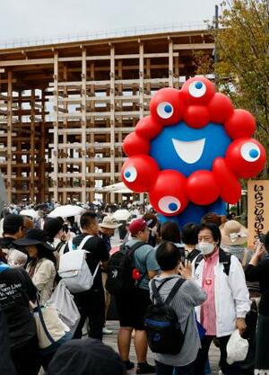 多くの人でにぎわう大阪・関西万博の会場=29日午前、大阪市此花区の夢洲