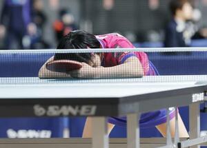 　ポイントを奪われ落ち込む松島美空。女子シングルス５回戦で敗れた＝東京体育館
