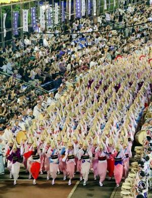 徳島市で開催された阿波おどりの「総踊り」=12日夜