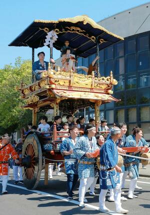 体験講座に参加した子どもたちが乗り、練り歩いた朱鷺屋台＝村上市