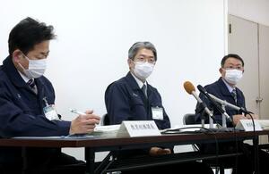 2023年9月に起きた上越市立小学校でのアレルギー事故に関する報告書について、会見で説明する市教育委員会=2月14日、市役所