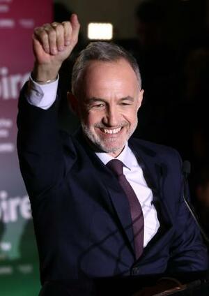 　統一地方選挙でパリ市長就任が確実となり、支持者と喜ぶエマニュエル・グレゴワール氏＝２２日、パリ（ゲッティ＝共同）