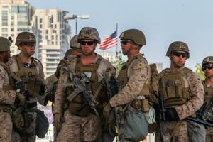 13日、米ロサンゼルスで連邦庁舎の警備に当たる海兵隊員(ゲッティ=共同)